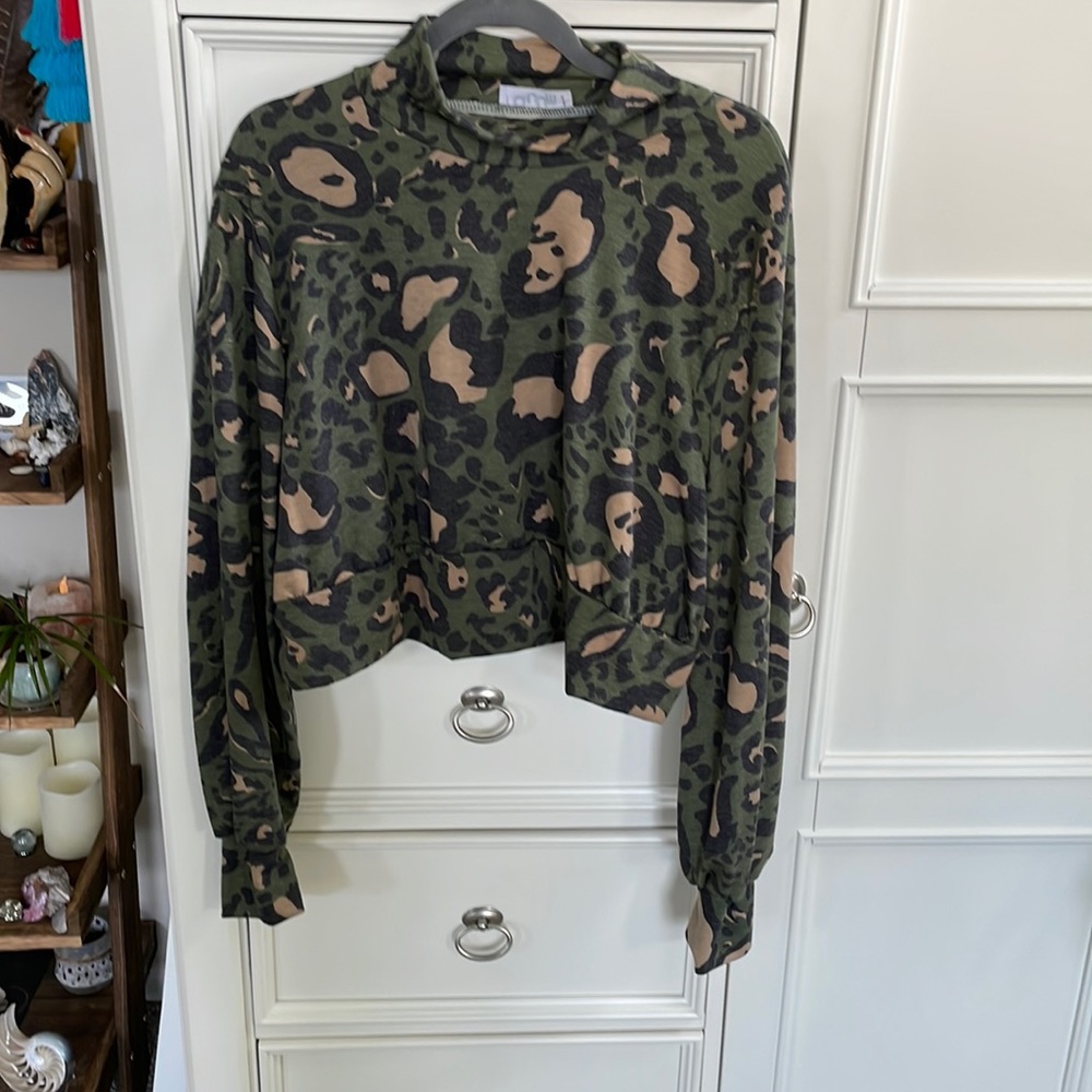 Cheetah long sleeve crop top